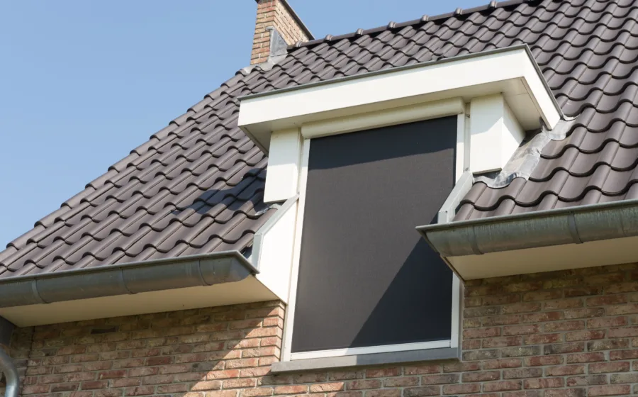gevel van het huis met grijze screens als zonwering