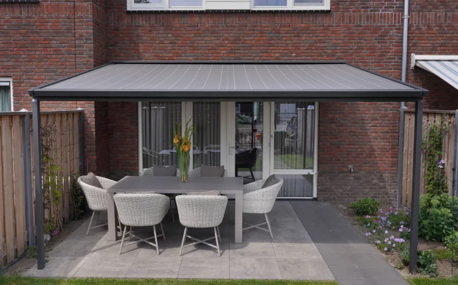 pergola grijs voor terras met eettafel achter het huis