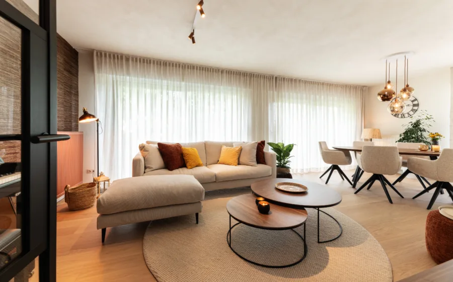 Woonkamer met inbetweens, parketvloer, vloerdkleed en behang