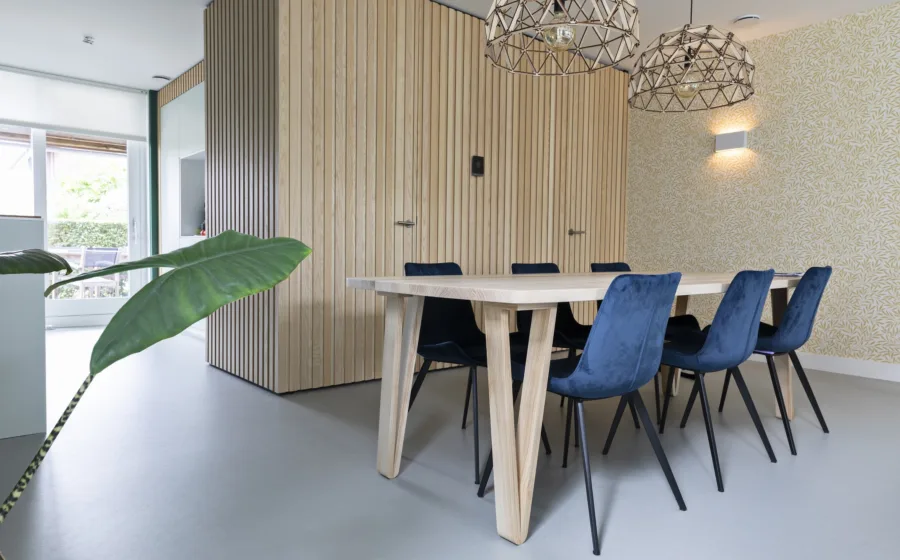 Moderne eetkamer met een stijlvolle, lichtgrijze marmoleum vloer.