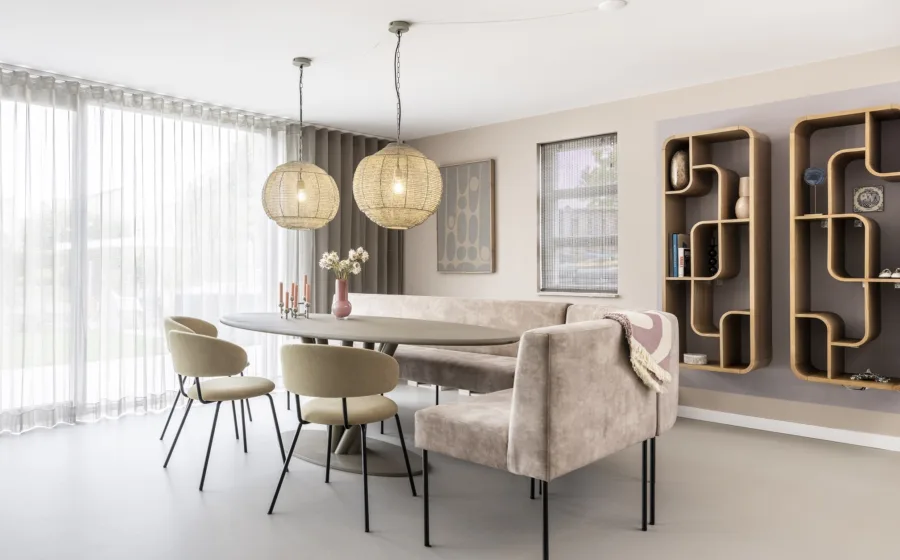 Art Nouveau zithoek met fluwelen bekleding in zachte pastelkleuren en wandkast in organische vormen.