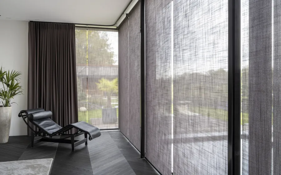 Rideaux à panneaux Zonnelux et rideaux combinés dans le salon