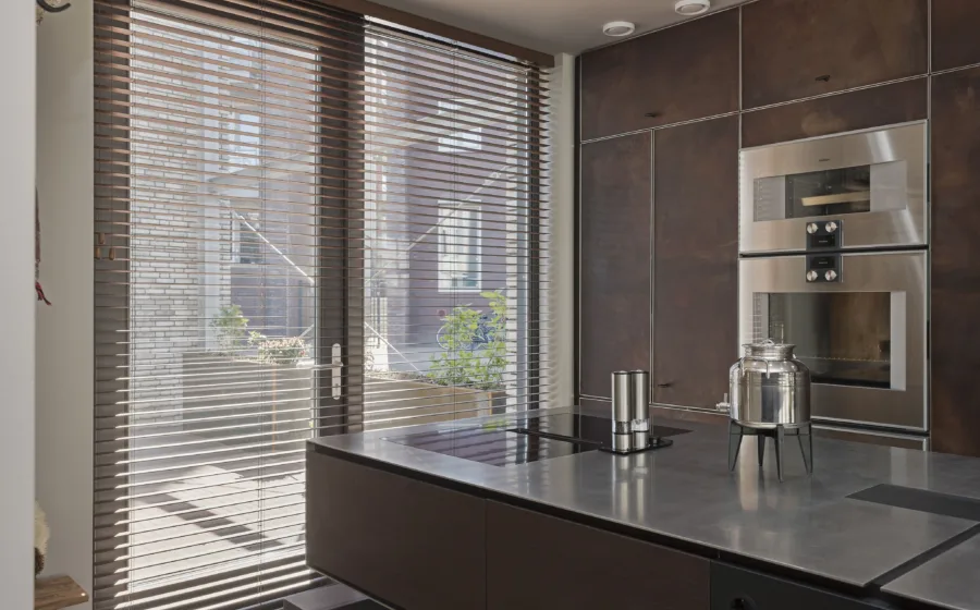 Zonnelux Décoration de fenêtres : les stores vénitiens en bois dans la cuisine sont pratiques et élégants !
