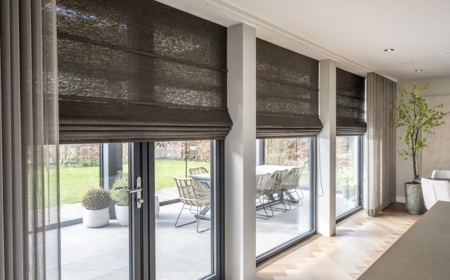 Zonnelux Décoration de fenêtre : rideaux combinés à des stores bateau pour un look élégant