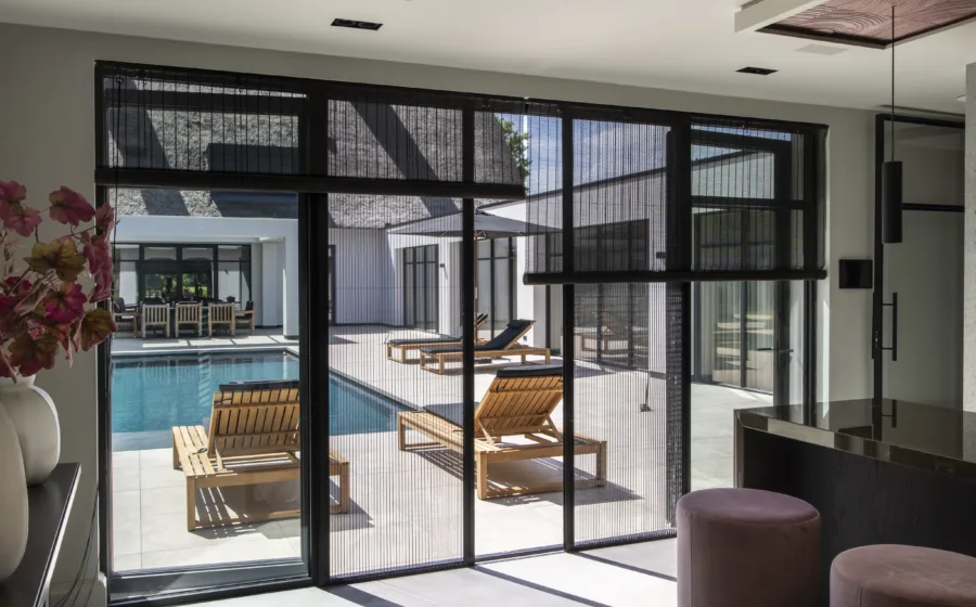 Zonnelux Décoration de fenêtre : combinaison de stores enrouleurs en bois tissé et de moustiquaires pour une grande baie vitrée coulissante