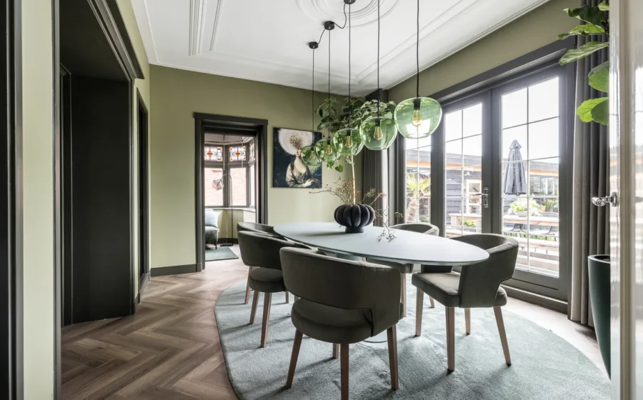Donkere eetkamer met groene tinten
