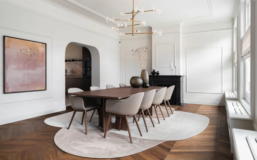 Organisch vloerkleed van Van Besouw voor in de eetkamer in de kleur creme