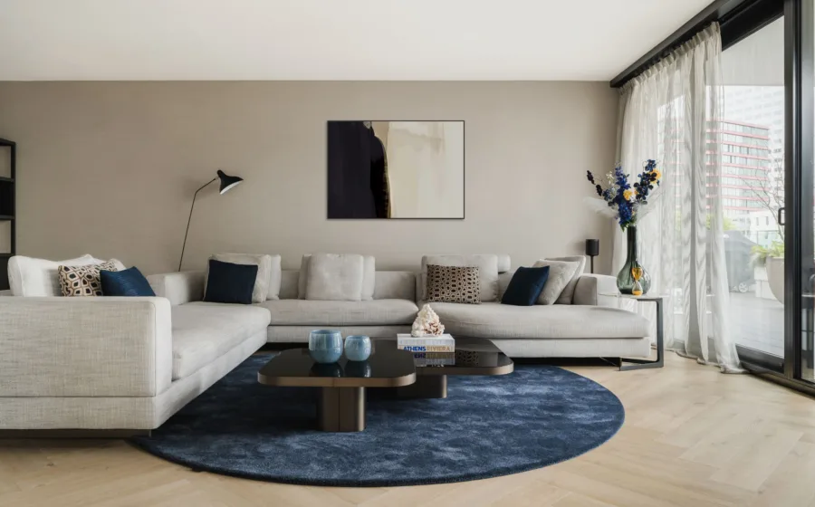 Rond vloerkleed van Van Besouw voor in de woonkamer in de kleur blauw