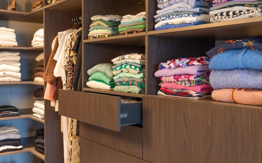 Detail kledingkast op maat met veel vakken voor kleding en praktische lades voor accessoires