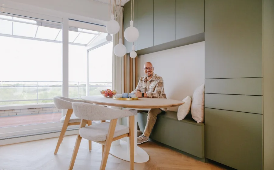 Praktische wandkast op maat met zitplek en veel opbergruimte