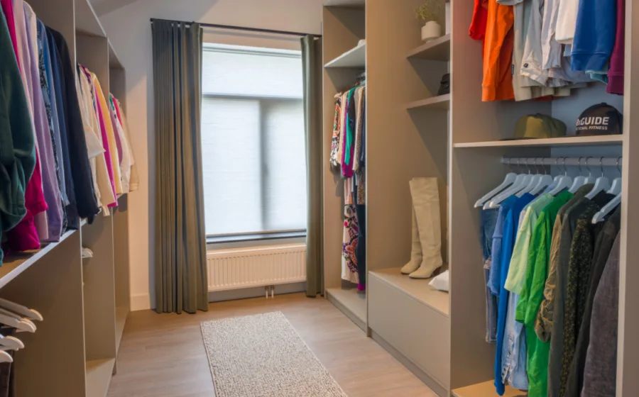 Kledingkast op maat met veel hangplek voor blouses, jurken en extra vakken voor schoenen