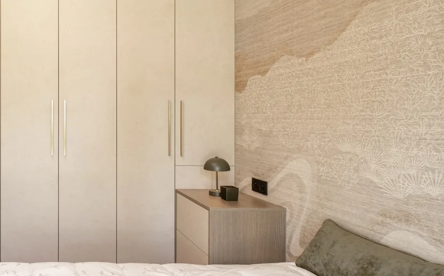 Detail slaapkamer kast op maat in het wit met langwerpige grepen