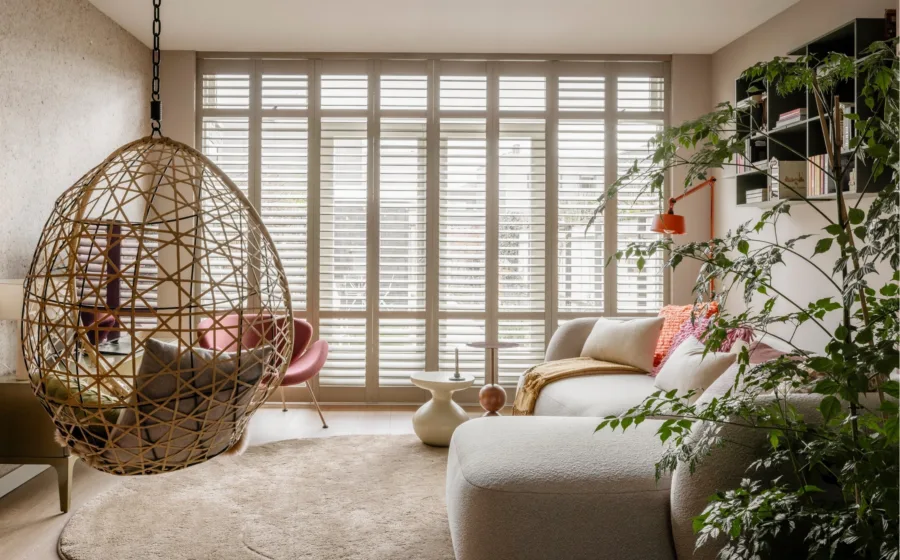 Woonkamer met lichte kleuren