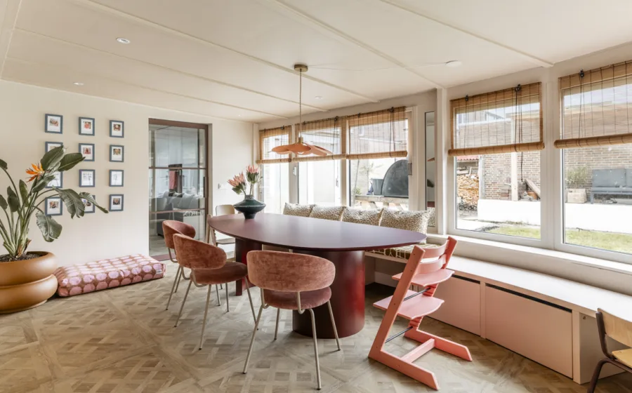 Trendy eethoek met een grote eettafel en kleurrijke accenten.