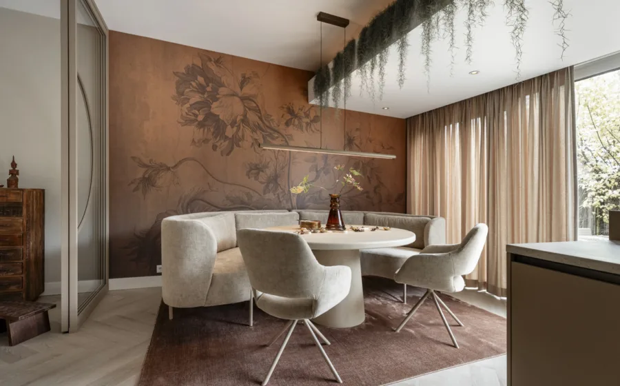 Eethoek met ronde tafel gecombineerd met een ronde eetbank in stijlvolle, warme kleuren.