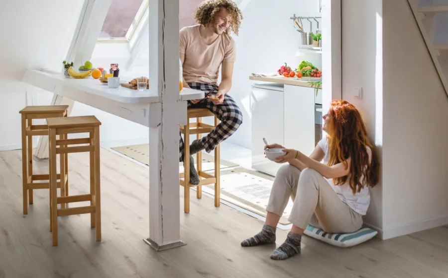 Landelijke loft met natuurlijke uitstraling en Dersimo houtlook vloer in lichte grijstint