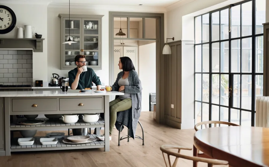 Open leefruimte met Dersimo vinyl vloer en grote raampartijen voor veel licht