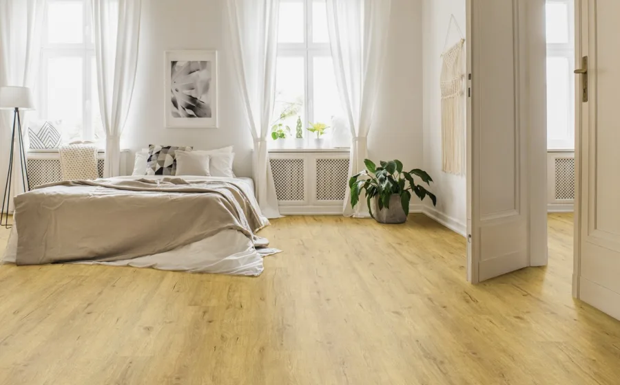 Woonkamer met stijlvolle inrichting en duurzame Dersimo vloer in lichte eiken houttint