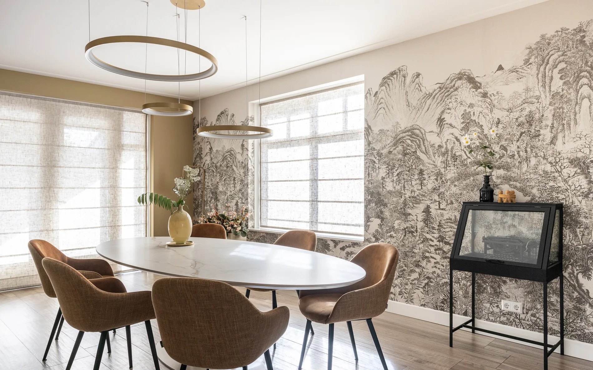 Warm kleurrijke eetkamer bij Aanhuis