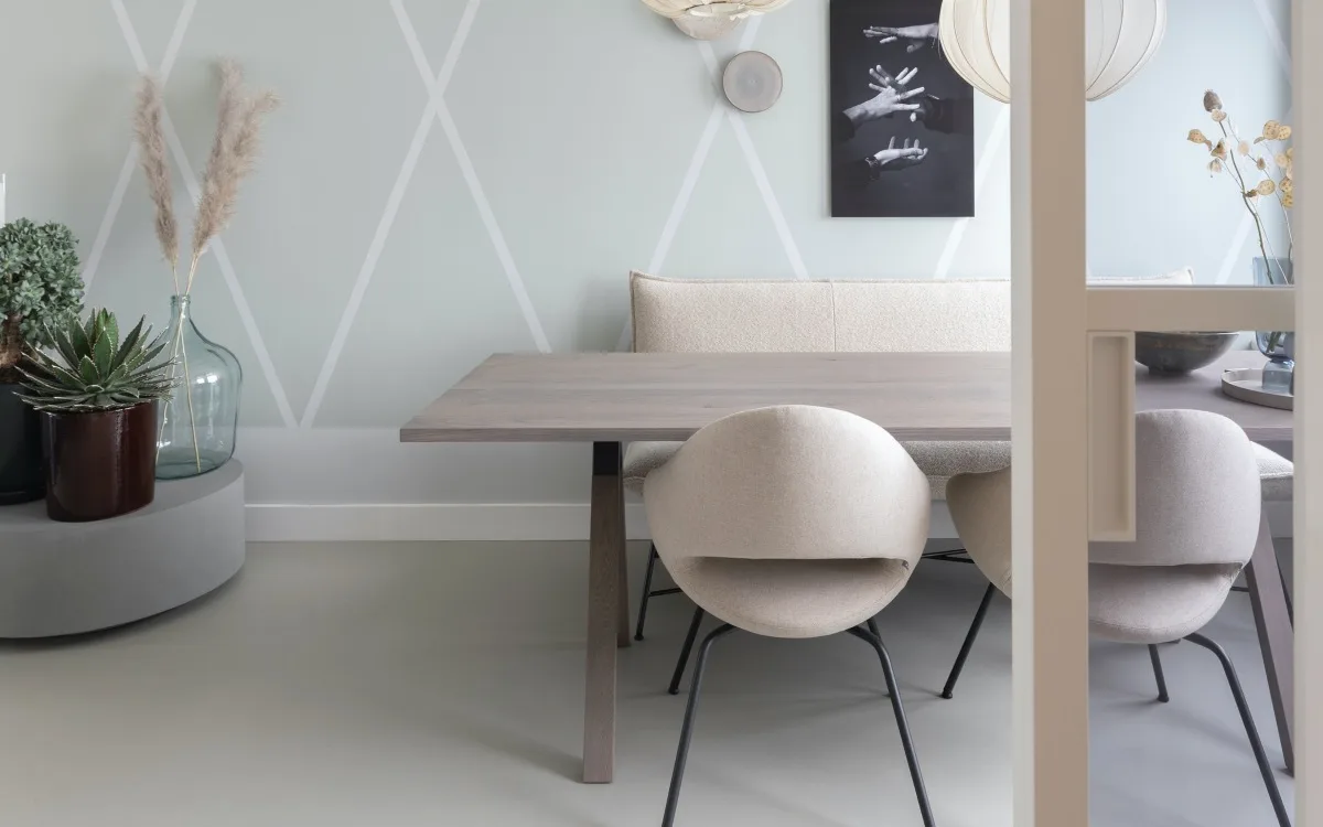Uit vtwonen S13 a9 Haarlem Scandinavisch lichte marmoleum click Forbo eetkamer