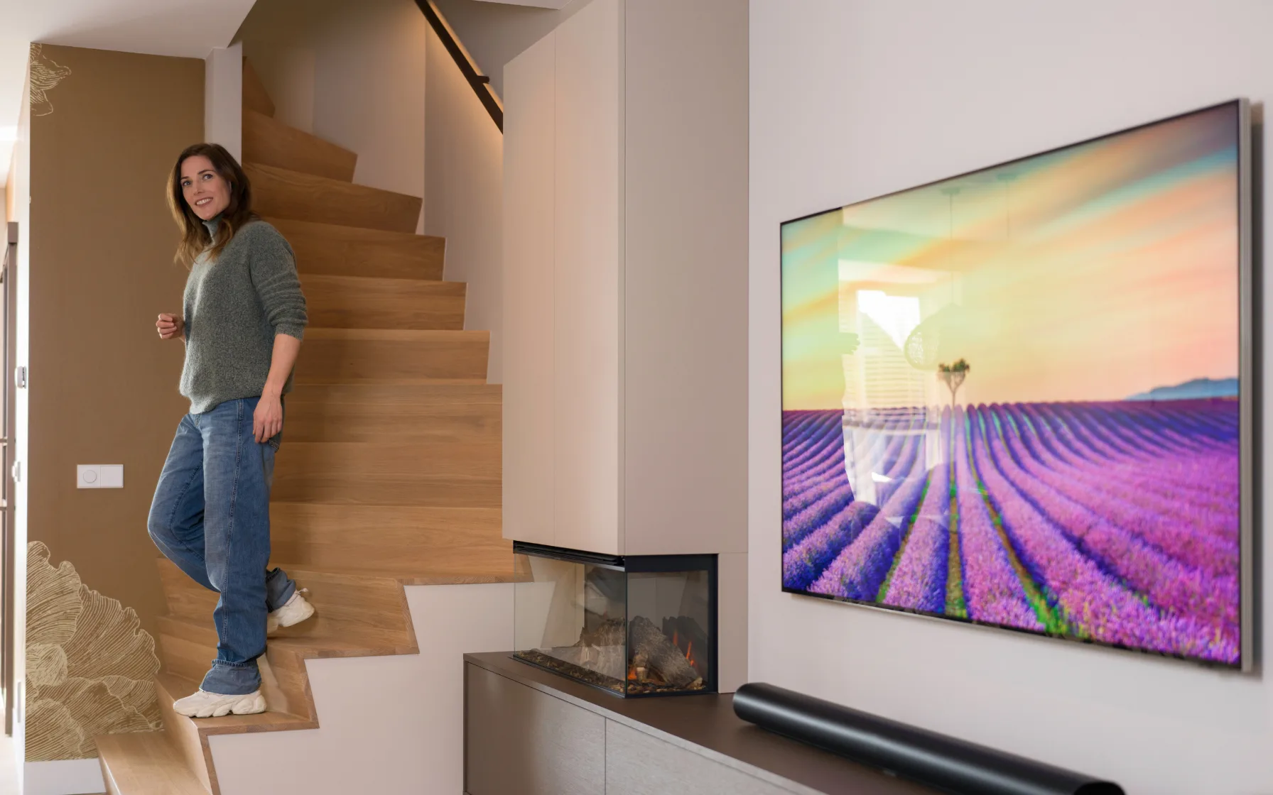 Licht eiken Z-trap in de woonkamer met een dame er op