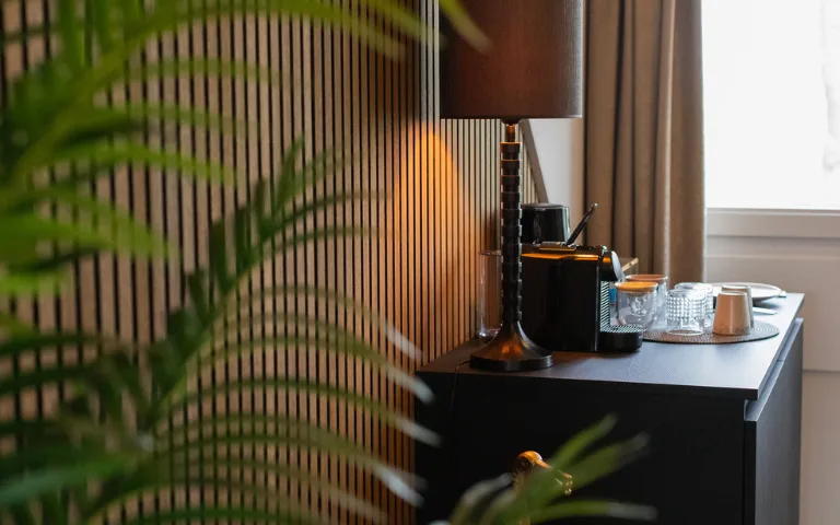 Detail houten wandpanelen in de hal voor een warme entree.