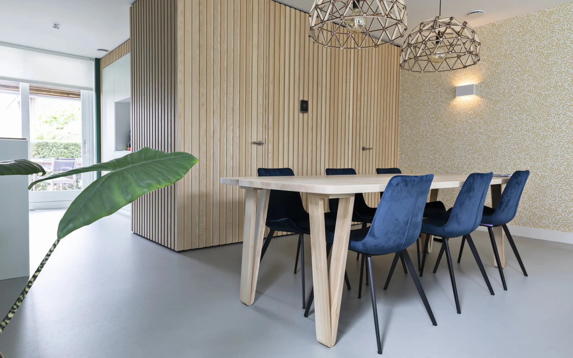 Moderne eetkamer met een stijlvolle, lichtgrijze Forbo vloer.