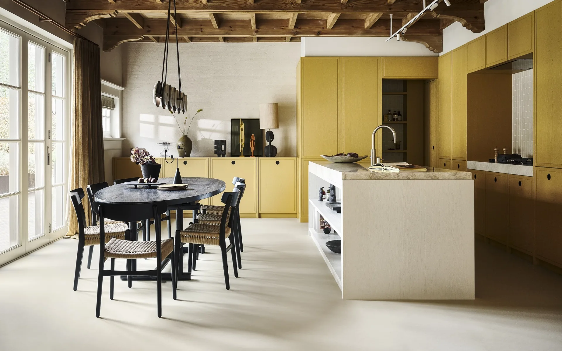 Lichte en ruime keuken met een strakke Forbo vloer.