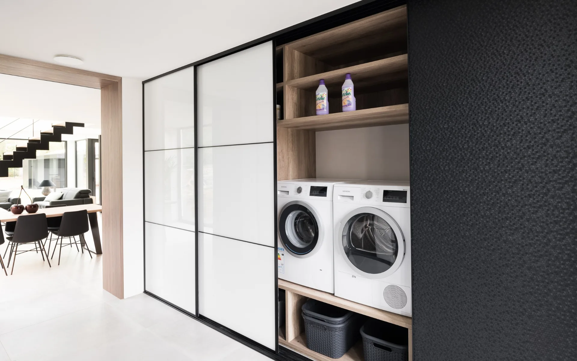 Zwarte wasmachinekast op maat met melkglas schuifdeuren