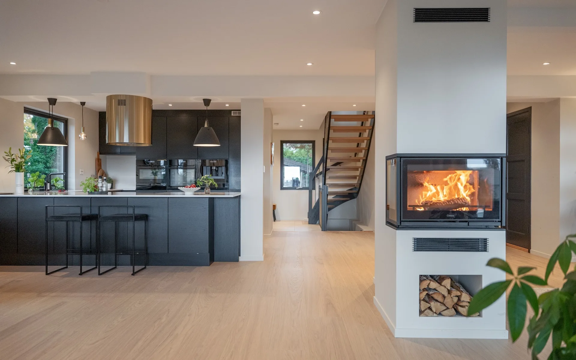 Moderne keuken met lichte Woodura-parketvloer en veel daglicht