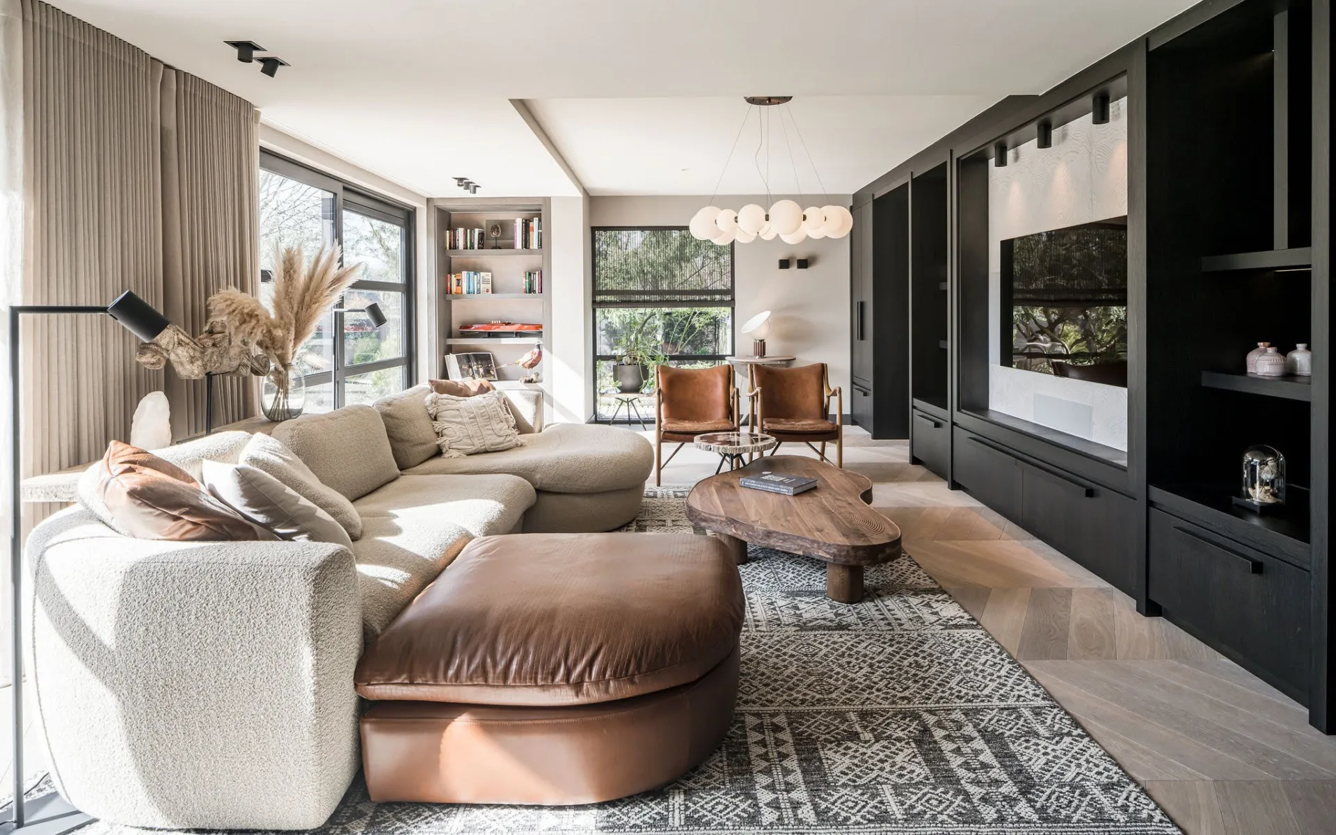 Zonnelux Raamdecoratie Gordijnen en geweven hout in de woonkamer