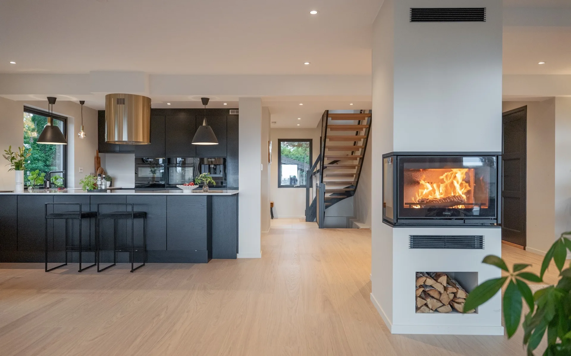 Cuisine moderne avec parquet Woodura clair et beaucoup de lumière naturelle