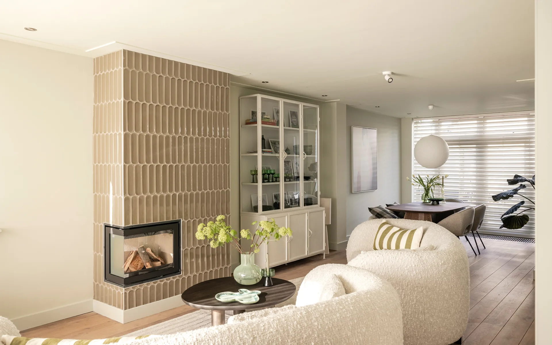 ingebouwde haard kast allure betegeld in woonkamer