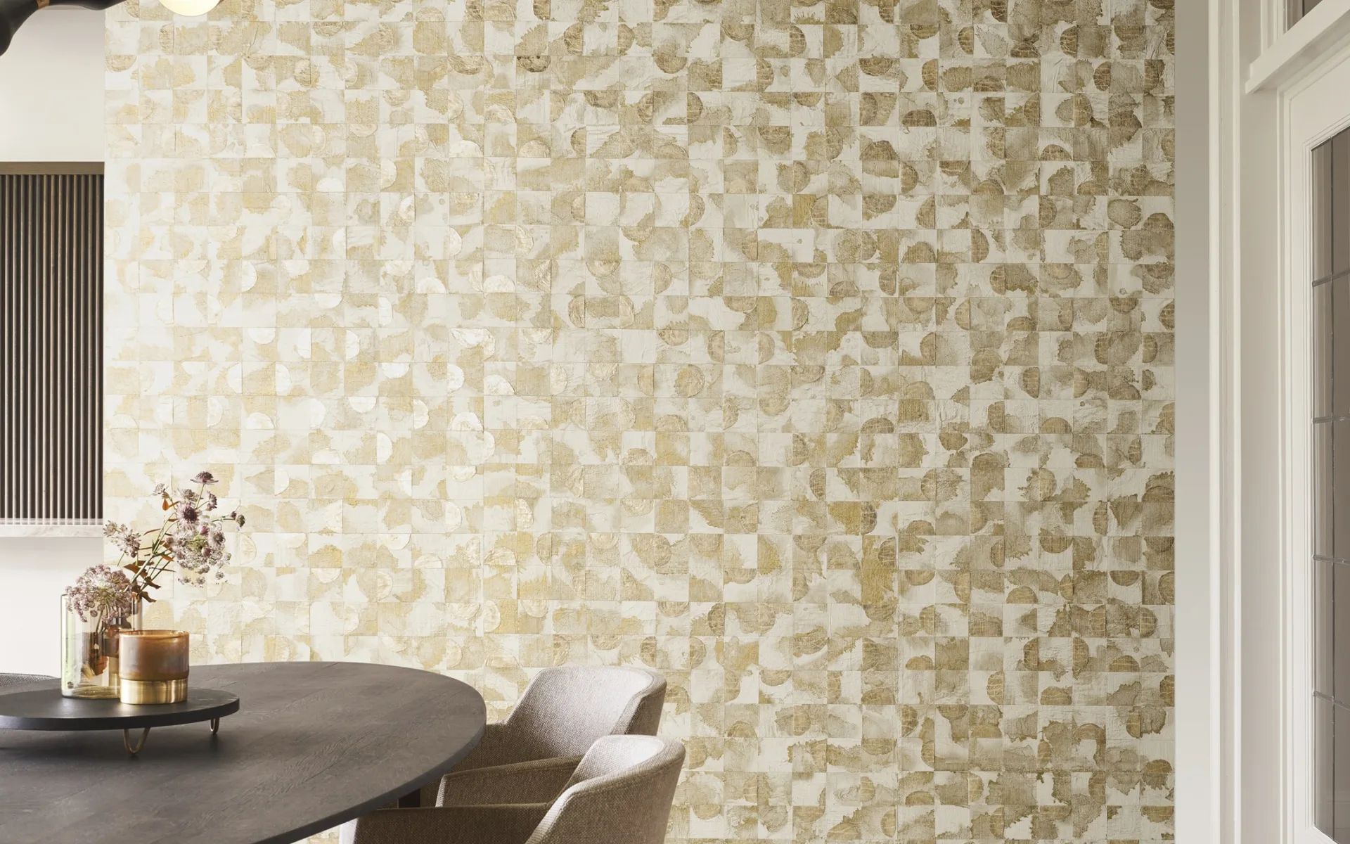 Living met sfeervol behang met print, ovale tafel en kuipstoeltjes.