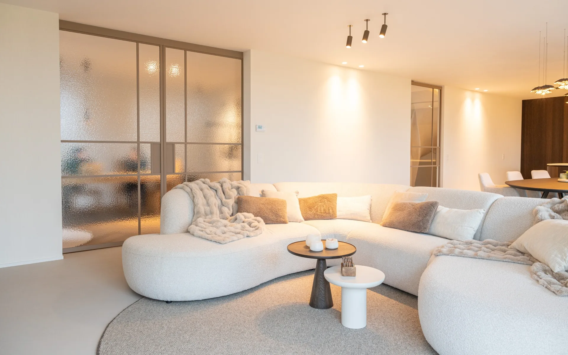 Make-over Modern Glow van Bart Appeltans: een moderne woonkamer ingericht met veel textuur en zachte kleuren.