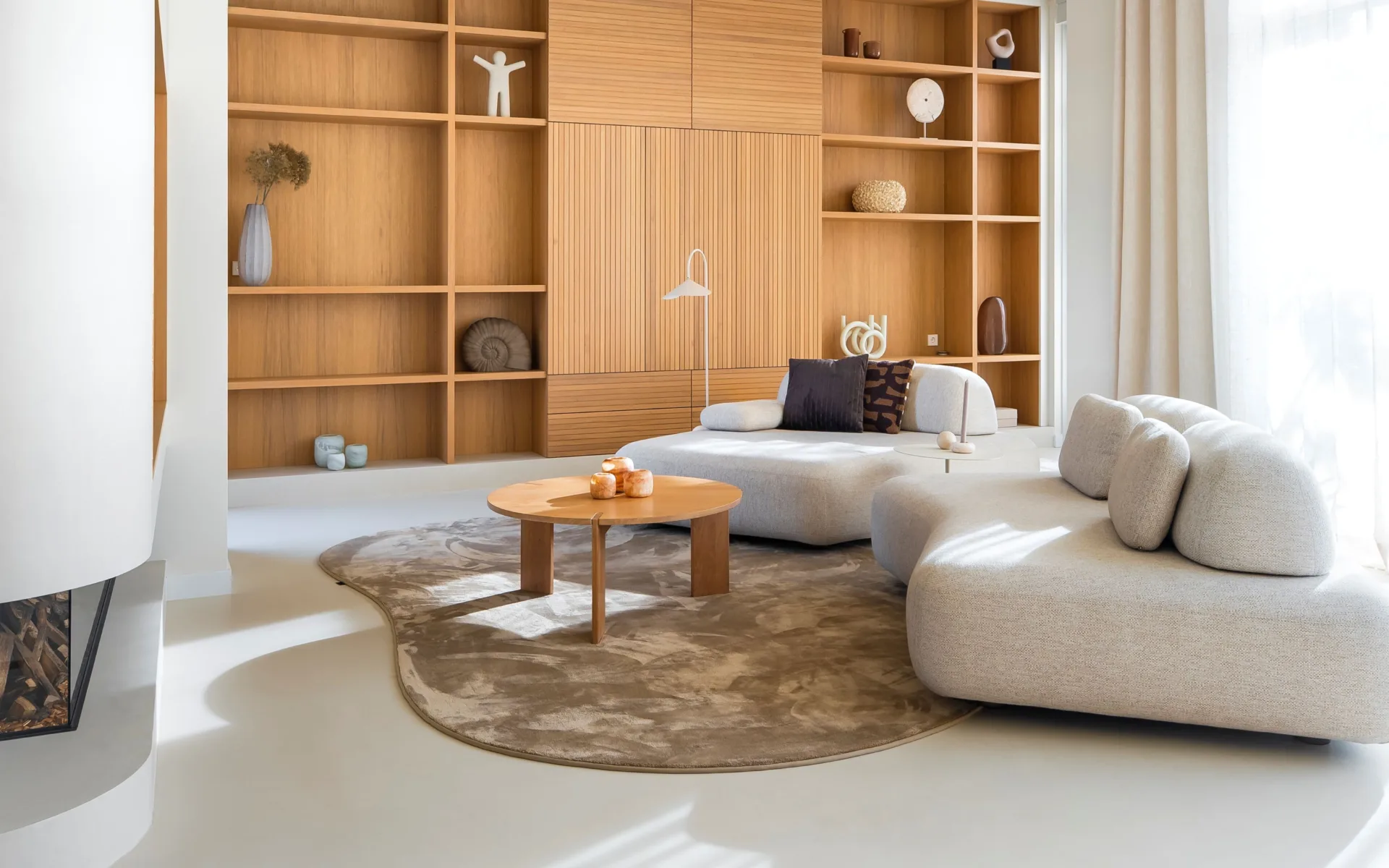 Organisch vloerkleed van Van Besouw voor in de woonkamer in de kleur taupe