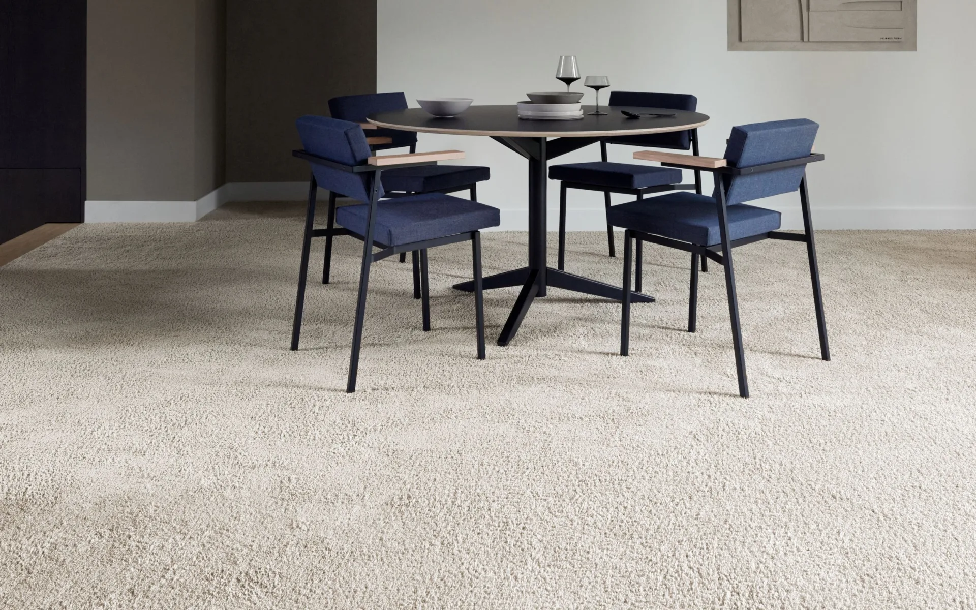 Tapijt van Van Besouw voor in de eetkamer in de kleur beige