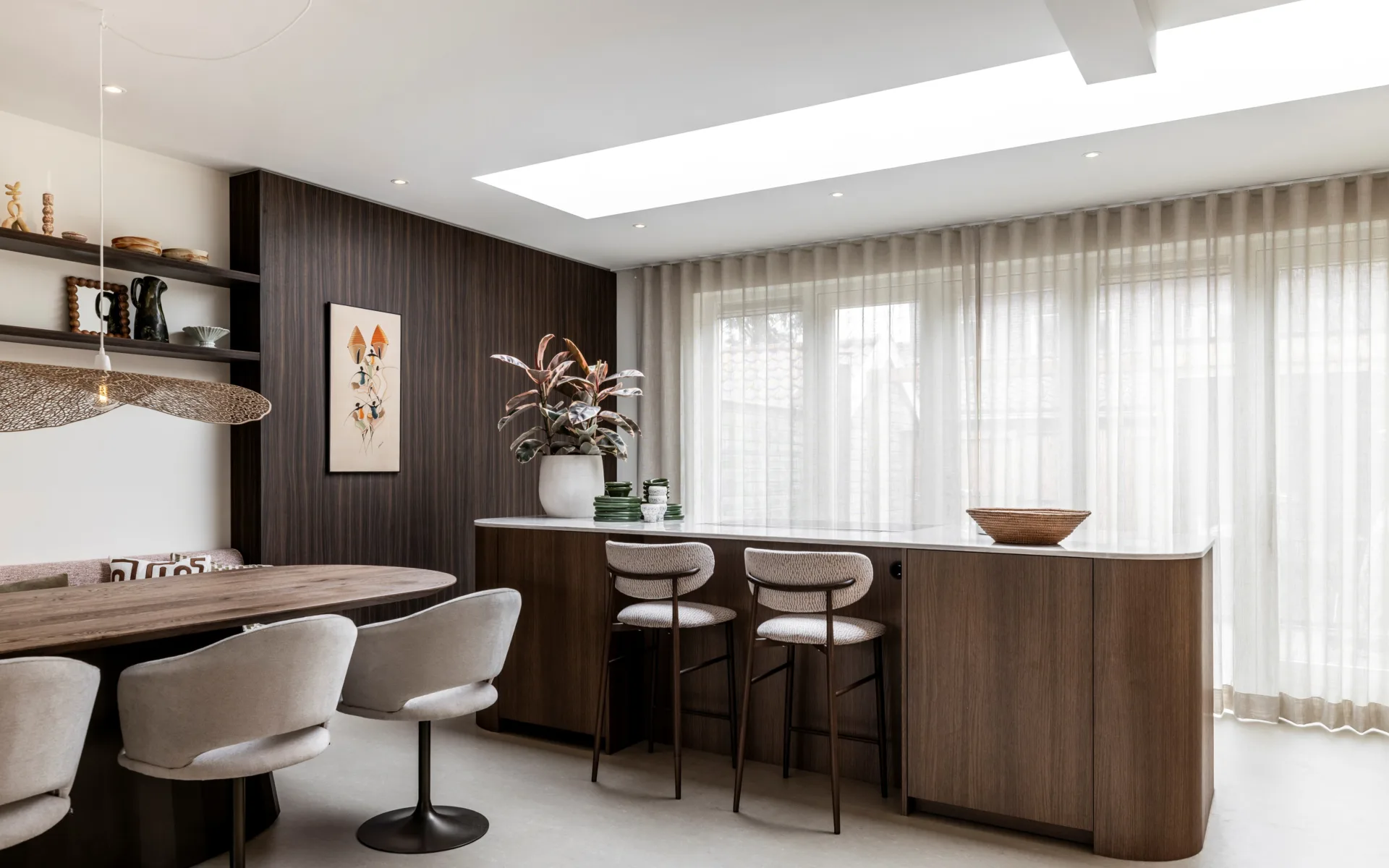 Eetkamer in de stijl Modern Strak met wavegordijnen