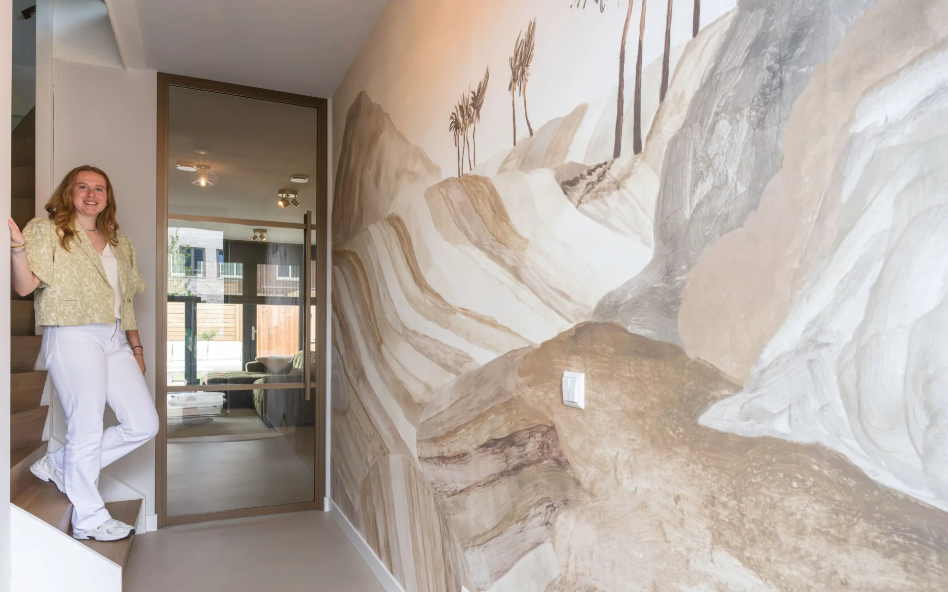Solid door metalen deur en epi gietvloer met arte behang in hal
