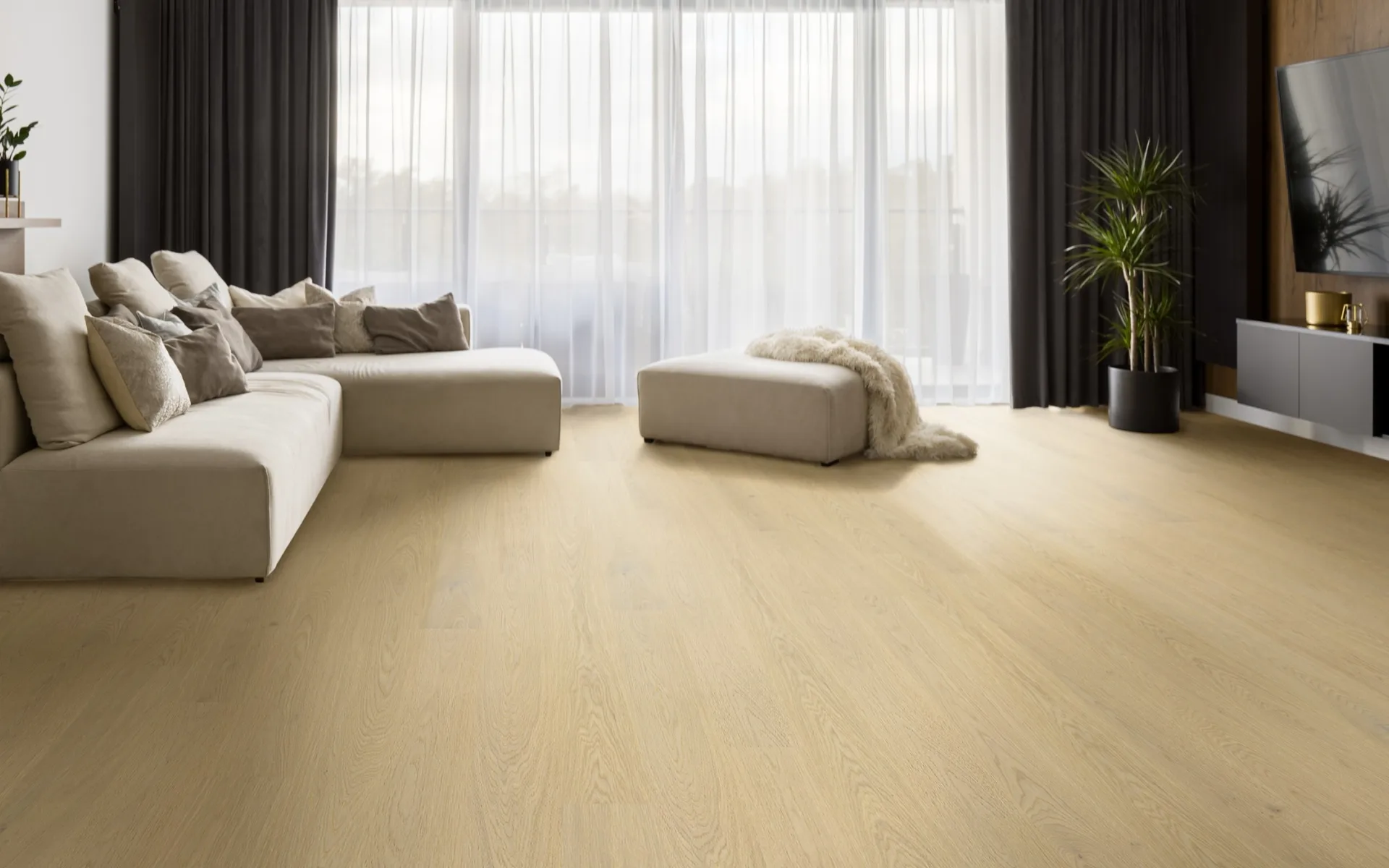 Moderne woonkamer met Dersimo vinyl vloer in warme houtlook en natuurlijke lichtinval