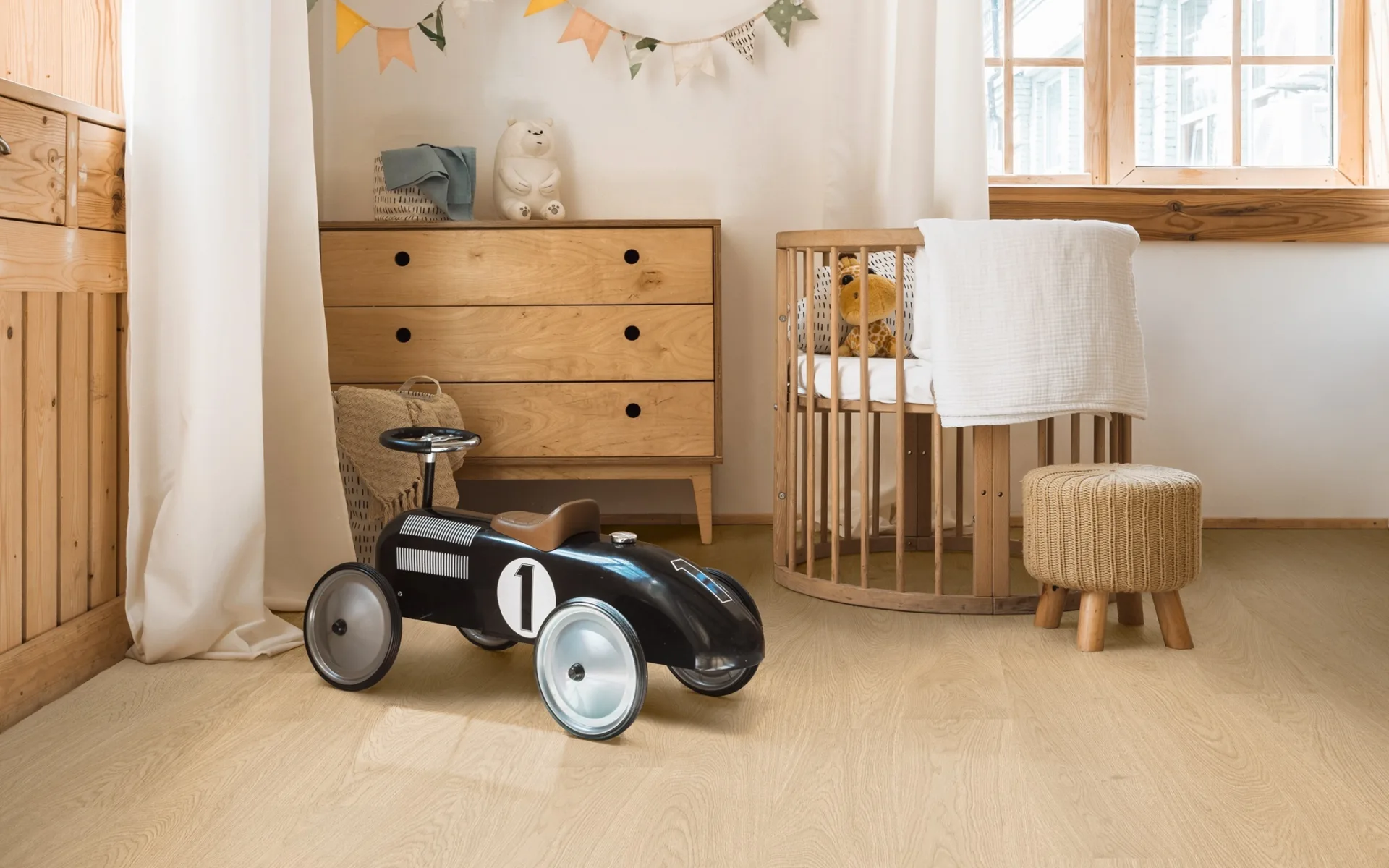 Kinderkamer met Dersimo vloer in warme houtlook en kindvriendelijk interieur