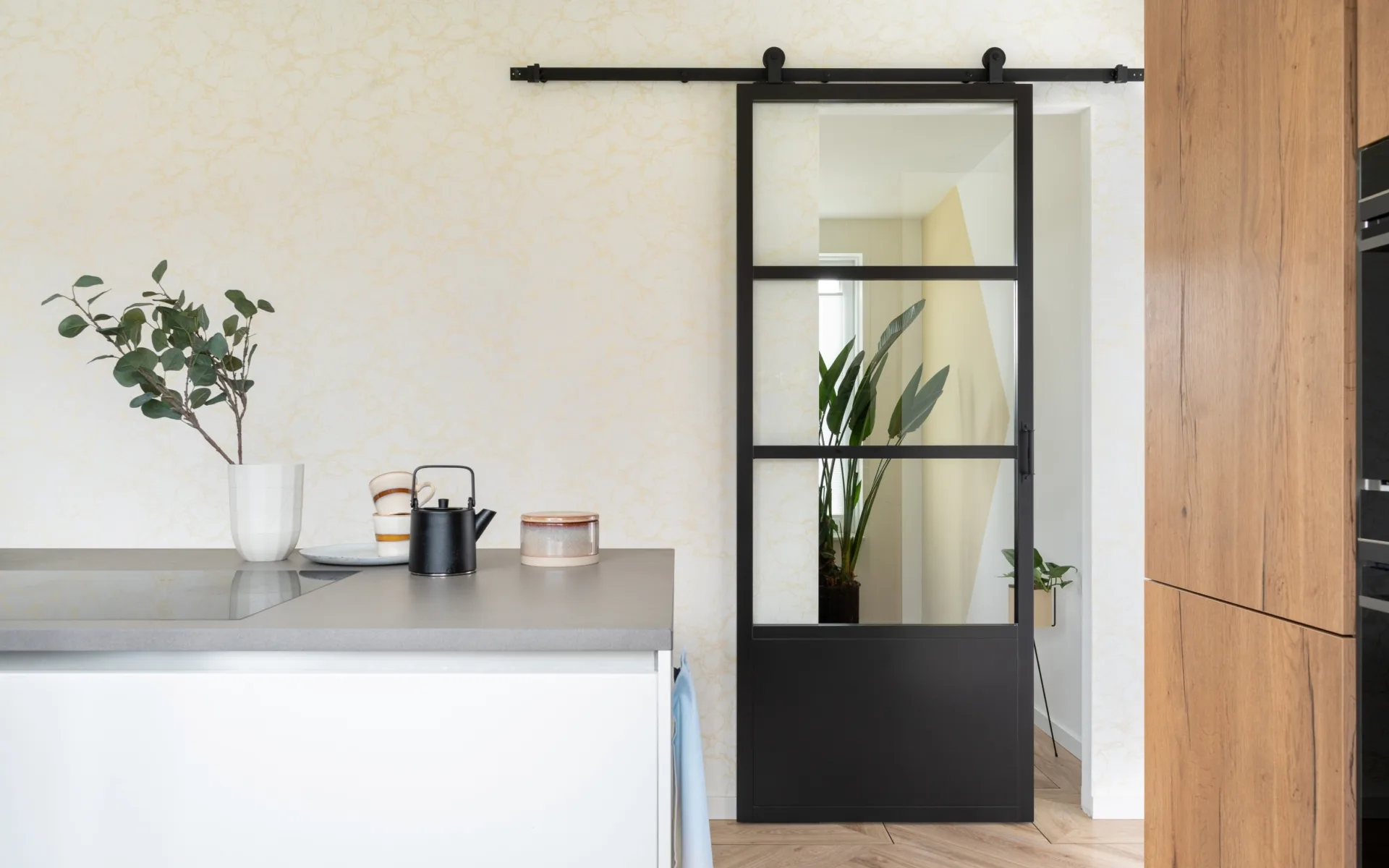 Weekamp binnendeur schuifdeur in rustig interieur met houten vloer