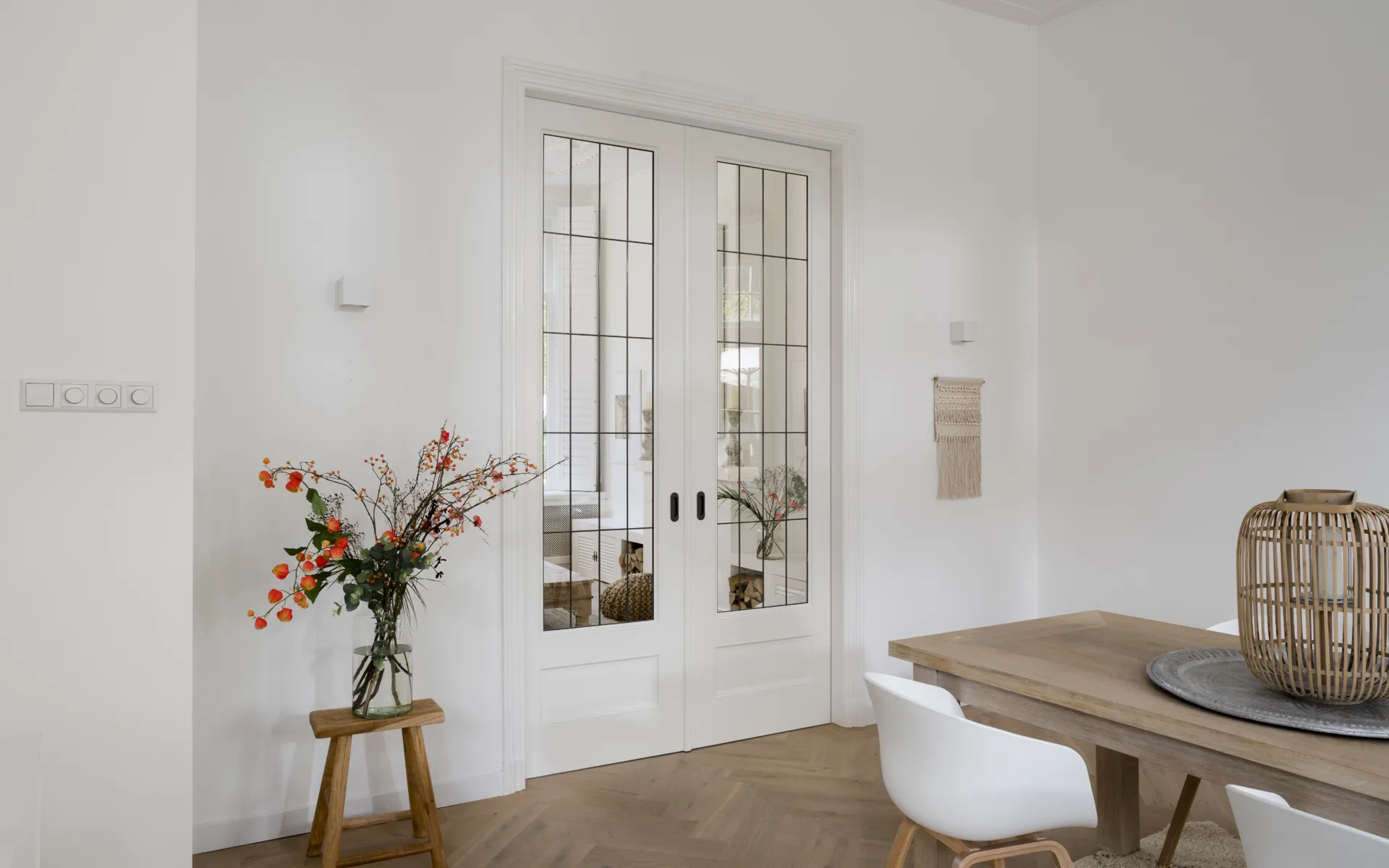 Witte Weekamp gallerijdeur met glas in woonkamer