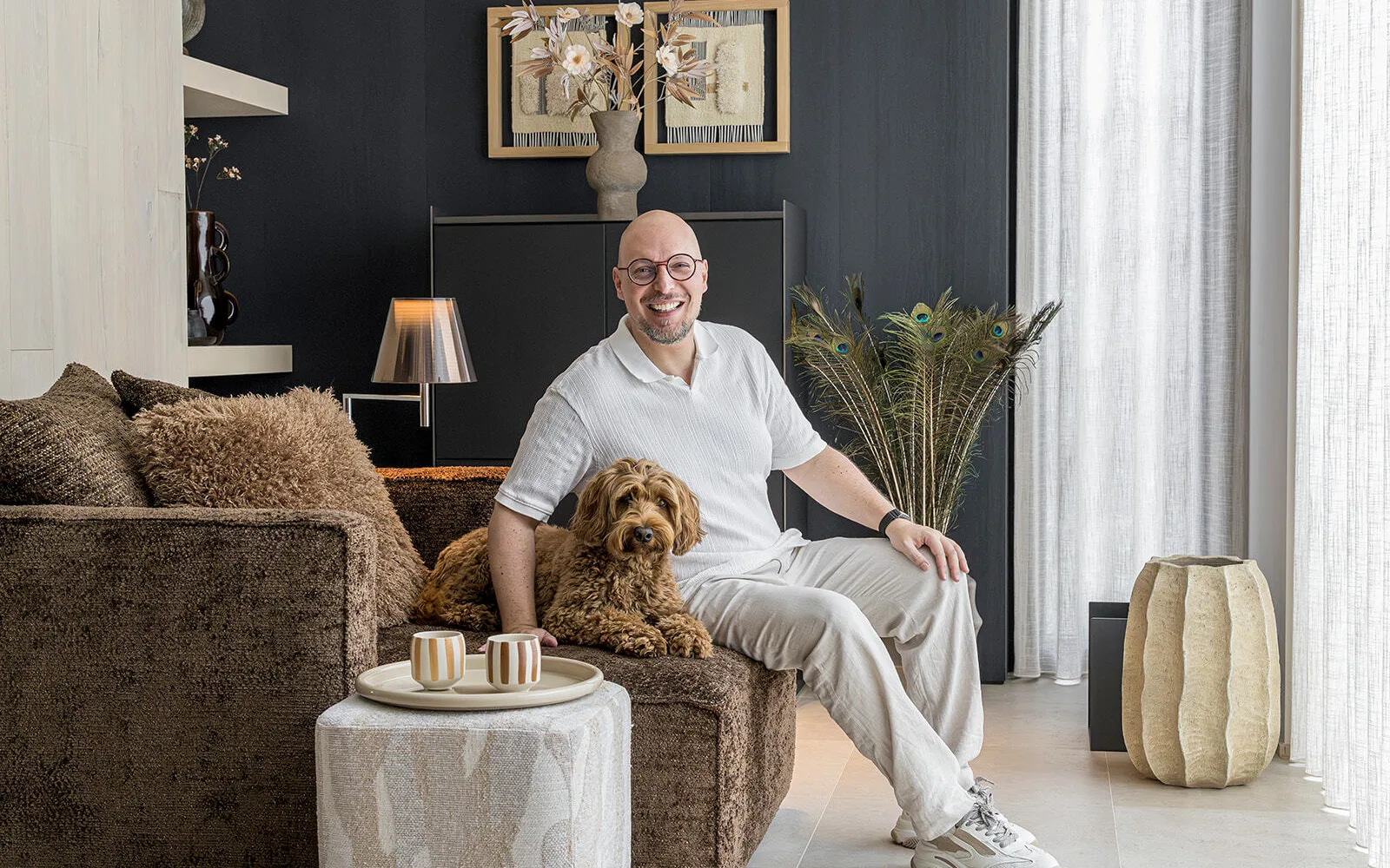 Bart Appeltans Make Over Eigen Huis met hond Bo op zetel