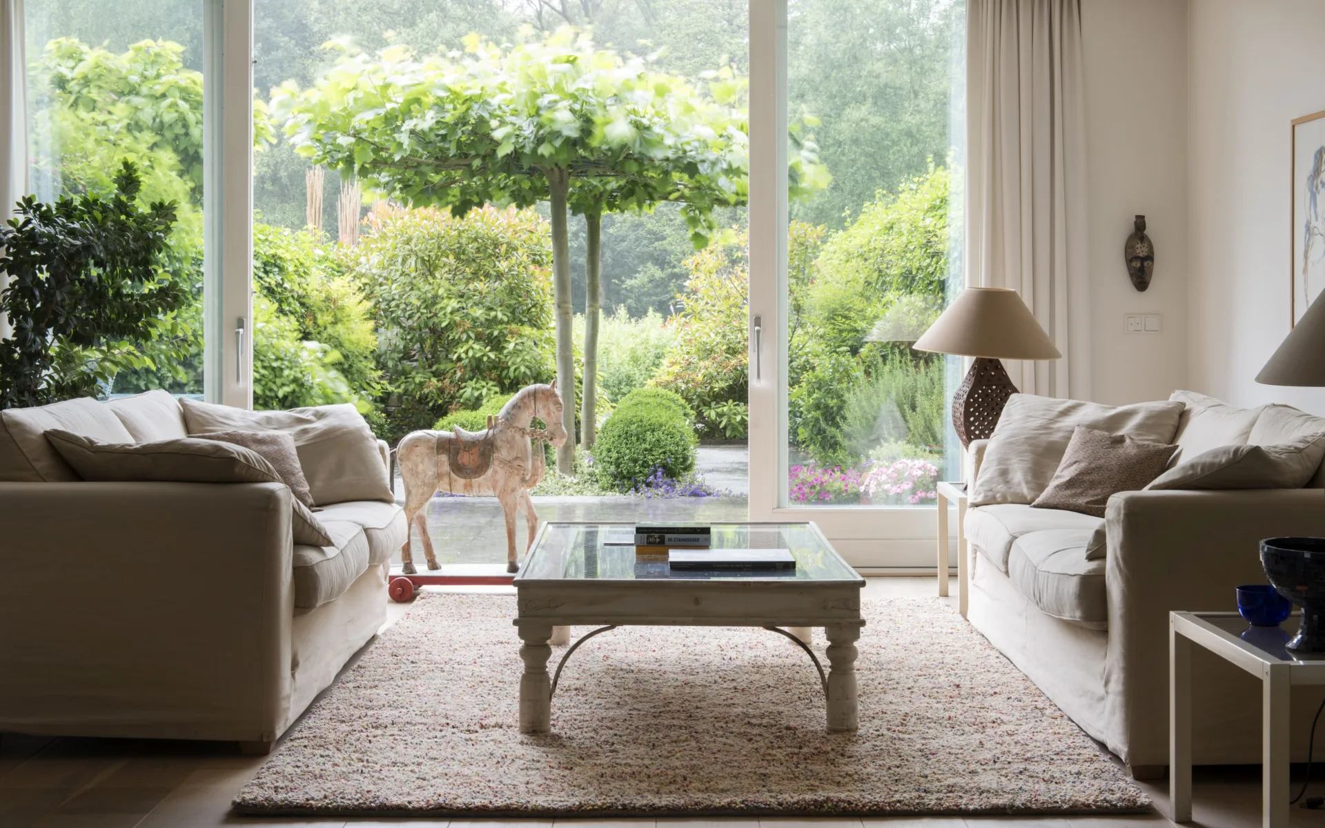 Bruin rechthoekig vloerkleed van Brinker in de woonkamer