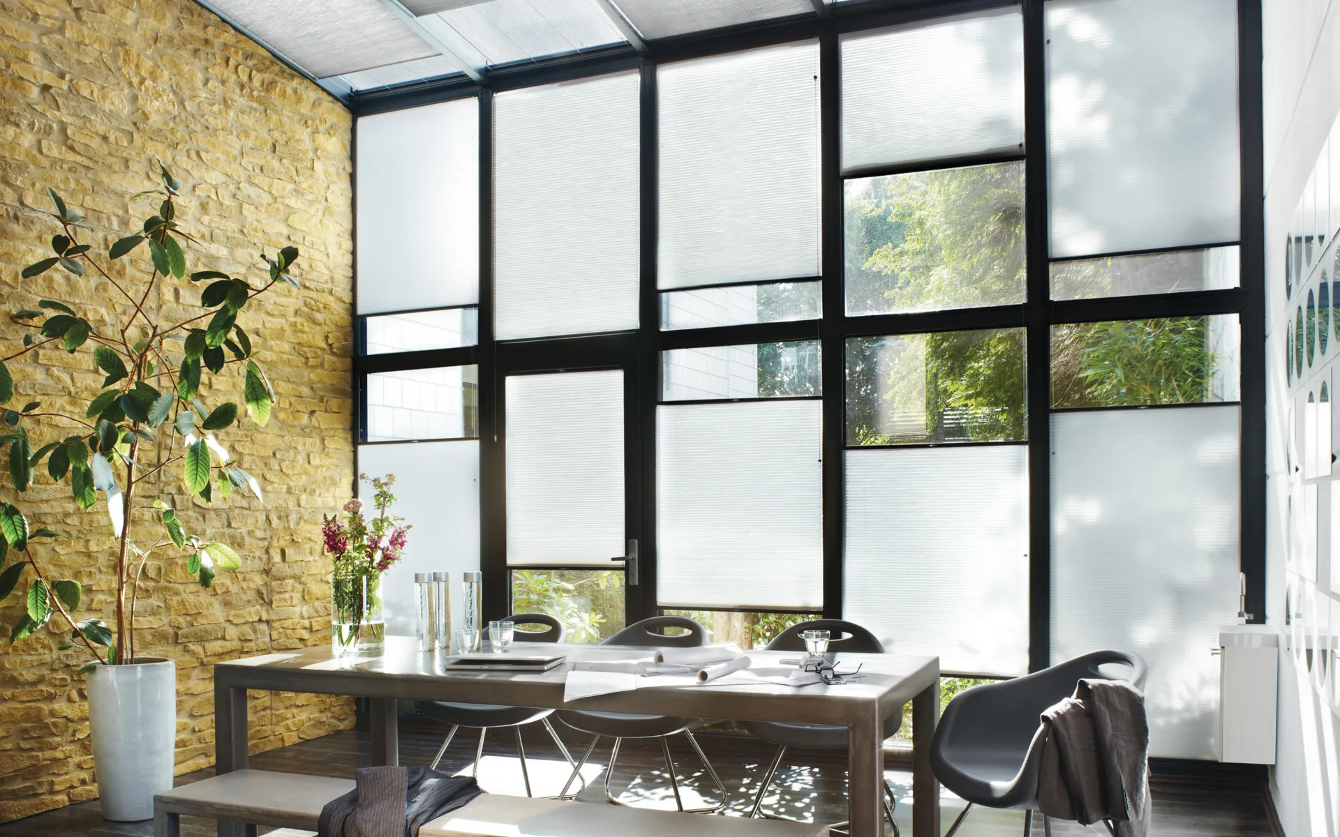 Witte dupligordijnen van multisol in de eetkamer