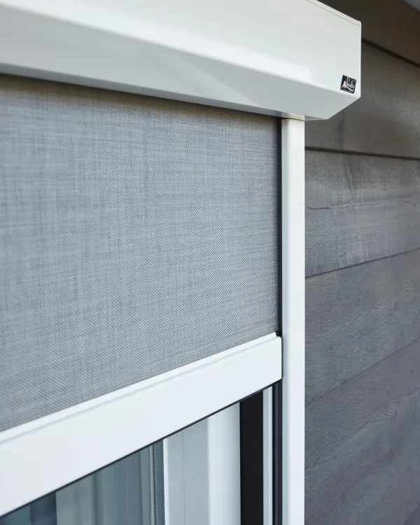 Detail screens in lichtgrijs met witte afwerking