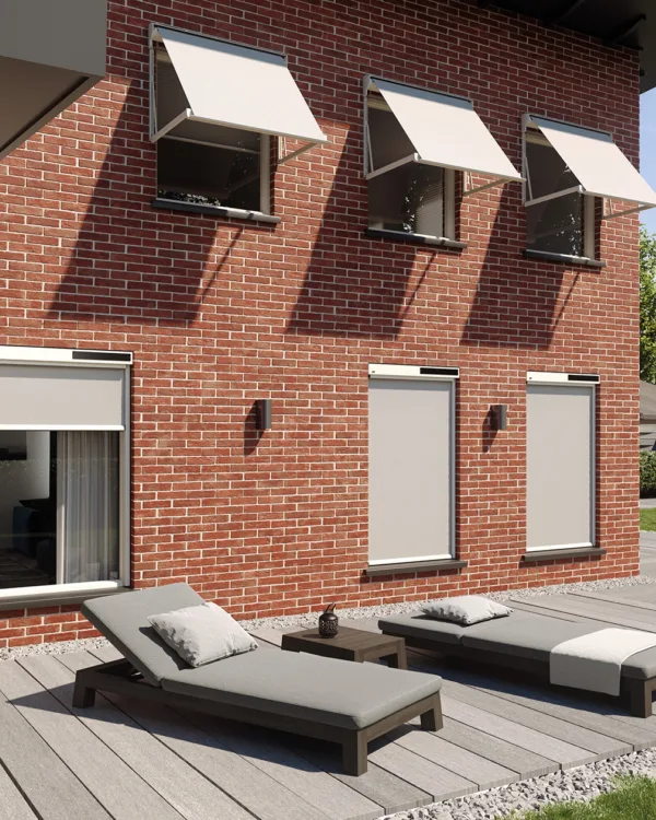 Huis met screens zonwering in natuurlijke beigetint voor kleine en grote ramen