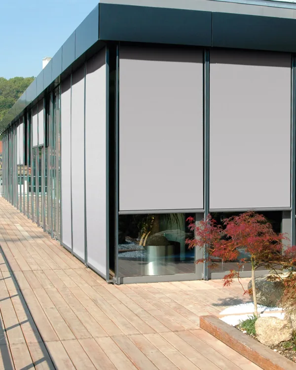 Lichtgrijze screens voor moderne woning met strakke uitstraling