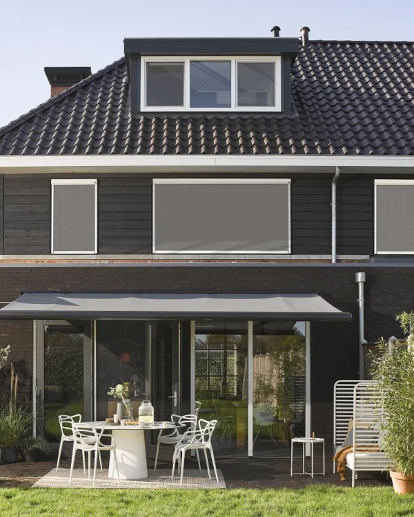 Huis met terraszonwering en screens zonwering in dezelfde kleur